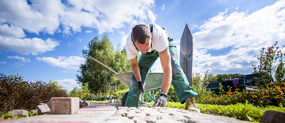 Mitarbeiter der EBER GmbH bei der Gartengestaltung