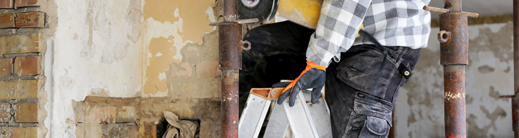 Handwerker entkernt Haus in Bruchsal