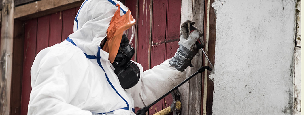 Asbest wird mit Schutzkleidung entfernt