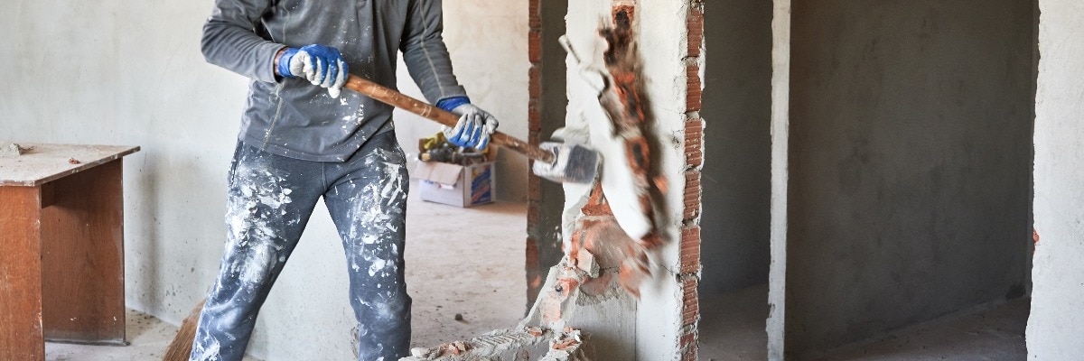 Arbeiter entfernt eine tragende Wand